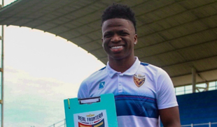 Señor que finge ser Vinicius firma con equipo que finge jugar fútbol