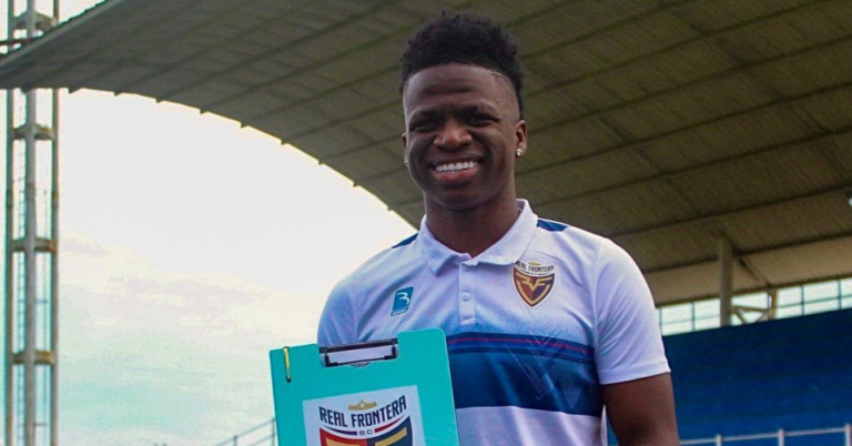 Señor que finge ser Vinicius firma con equipo que finge jugar fútbol