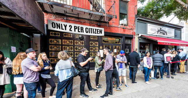 A los pocos días de la llegada de Maduro a Brooklyn empiezan a haber colas por aceite en la ciudad