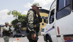 PNB revisa teléfono de chamo y llora al leer los mensajes con su ex