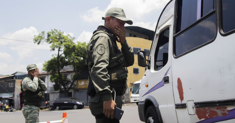 PNB revisa teléfono de chamo y llora al leer los mensajes con su ex