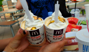 Joven sube foto comiendo McFlurry de concha de plátano para recordar el 2016