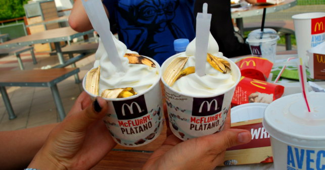 Joven sube foto comiendo McFlurry de concha de plátano para recordar el 2016