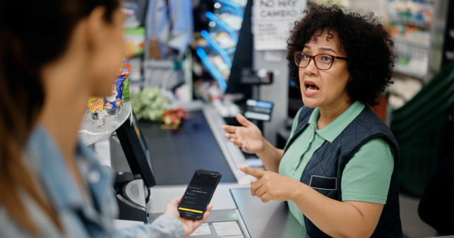 Cajera rechaza USDT arrugado