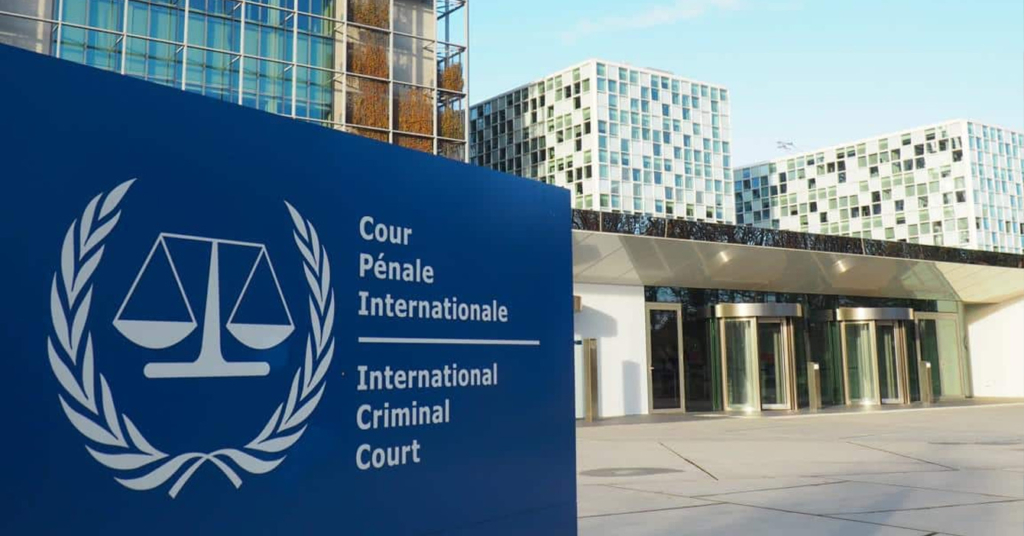 Corte Penal Internacional investiga a joven que orina mientras se ducha en el gimnasio