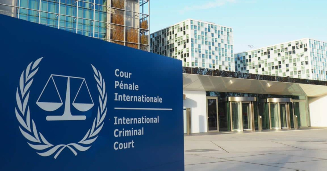 Corte Penal Internacional investiga a joven que orina mientras se ducha en el gimnasio