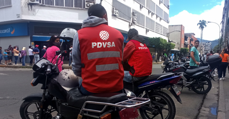 Chavistas preocupados porque PDVSA dejará de ser una cooperativa de mototaxis