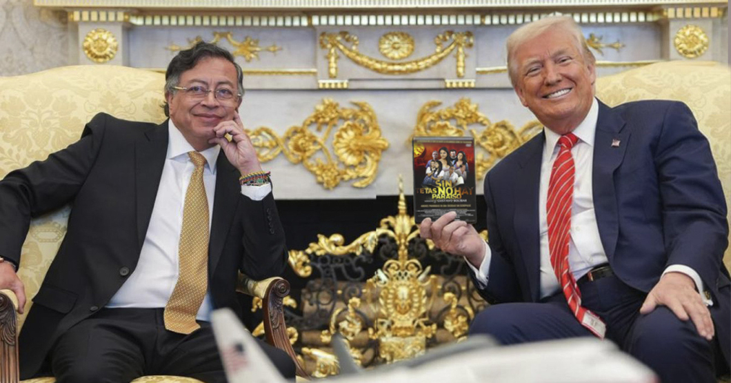 Petro le regala copia firmada de Sin Tetas no hay Paraíso a Trump