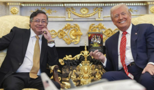 Petro le regala copia firmada de Sin Tetas no hay Paraíso a Trump