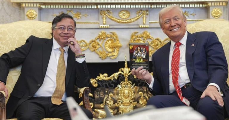 Petro le regala copia firmada de Sin Tetas no hay Paraíso a Trump