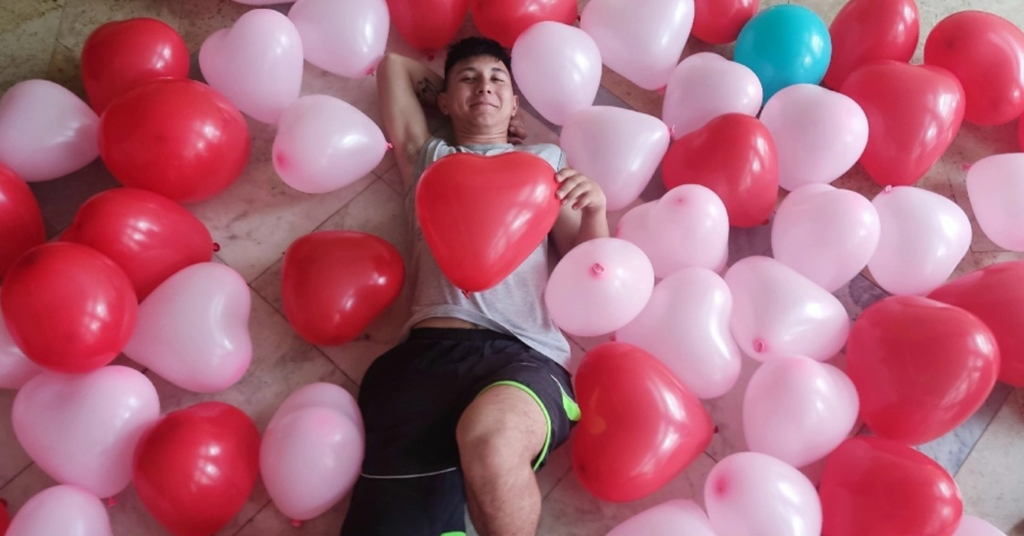 14F: Joven compra regalo y brinda cena a chama que lo considera como 