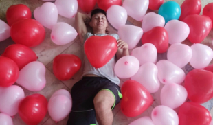 14F: Joven compra regalo y brinda cena a chama que lo considera como 