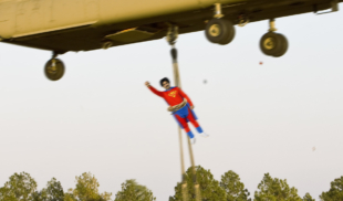 Helicópteros gringos se llevan a chamo que se disfrazó de Súper Bigote en Carnaval