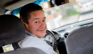 Taxista aprovecha viaje para confesarle a pasajero la vez que atropelló a alguien en 1987