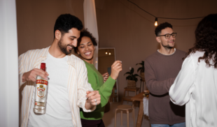 Joven transforma predespacho en afterparty llevando botella de Smirnoff N. 21