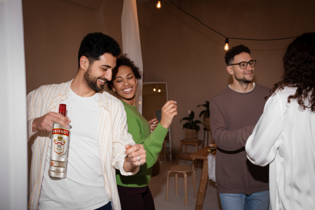 Joven transforma predespacho en afterparty llevando botella de Smirnoff N. 21