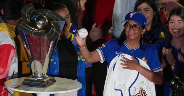 Gobierno aprueba la idea de robarse la plata para construir un paseo de las estrellas del Clásico Mundial