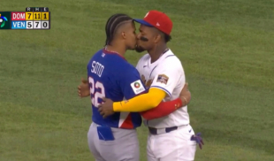 Jonrón interrumpe apasionado beso entre jugadores de Venezuela y República Dominicana