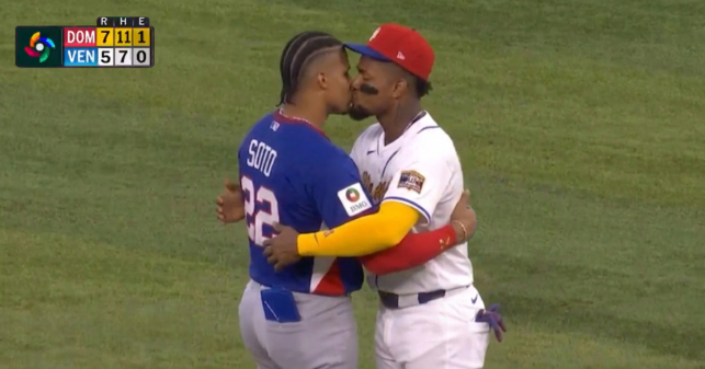 Jonrón interrumpe apasionado beso entre jugadores de Venezuela y República Dominicana