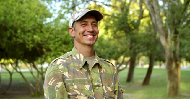 Militar bicurioso aliviado de que dudar ya no es traición