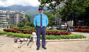 Alcaldía de Chacao contrata vigilante para que no se roben sus robots vigilantes