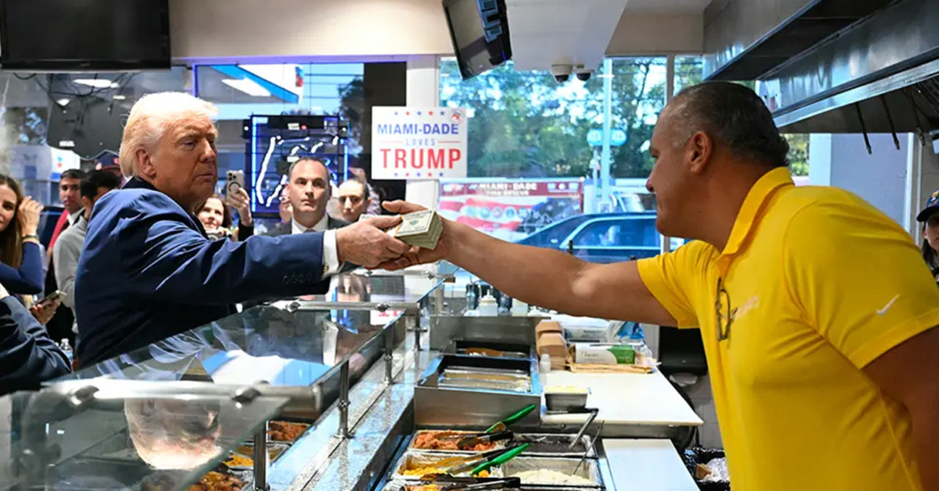 Donald Trump hipoteca la Trump Tower tras ver la cuenta de dos arepas y una malta en El Arepazo