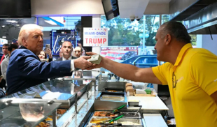 Donald Trump hipoteca la Trump Tower tras ver la cuenta de dos arepas y una malta en El Arepazo