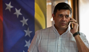 Freddy Superlano denuncia que en la cárcel lo torturaban leyendo poemas de Tarek Wiliam Saab... ya va, esta sí es real, perdón, nos superaron