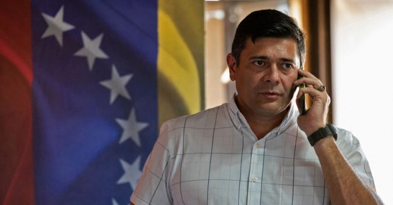 Freddy Superlano denuncia que en la cárcel lo torturaban leyendo poemas de Tarek Wiliam Saab... ya va, esta sí es real, perdón, nos superaron