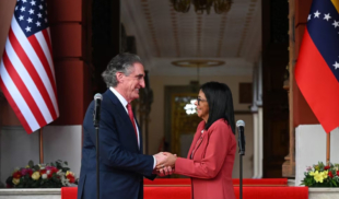 Delcy honra el legado de Chávez restableciendo relaciones con el gobierno que capturó a Maduro