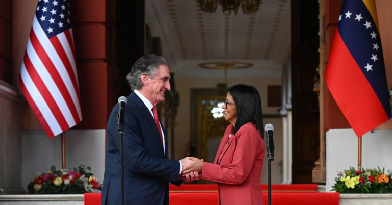 Delcy honra el legado de Chávez restableciendo relaciones con el gobierno que capturó a Maduro