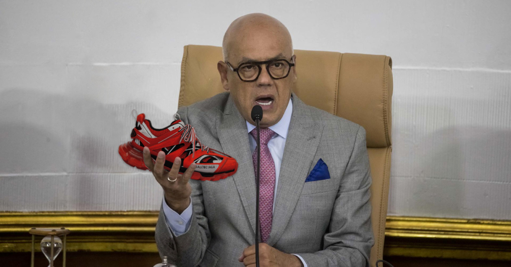 AN no logra encontrar a alguien que se ponga en los zapatos de Tarek William porque nadie quiere usar Balenciagas rojos