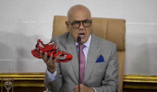 AN no logra encontrar a alguien que se ponga en los zapatos de Tarek William porque nadie quiere usar Balenciagas rojos