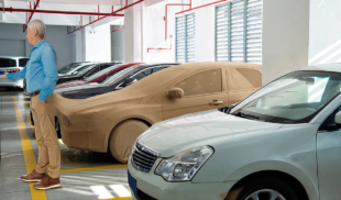 Precios de estacionamientos obligan a señor a meterse su carro por el culo