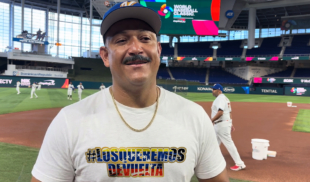 Miguel Cabrera sale al terreno luciendo bigote en solidaridad con Maduro