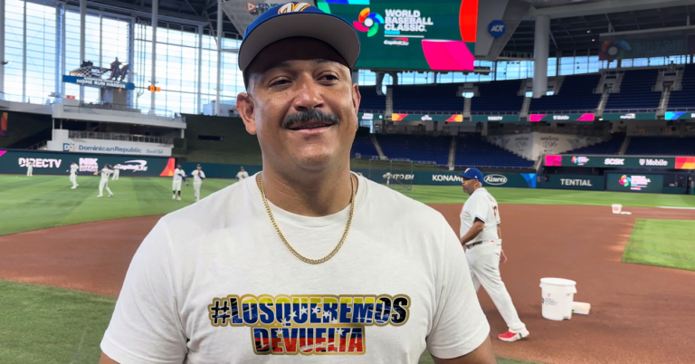 Miguel Cabrera sale al terreno luciendo bigote en solidaridad con Maduro