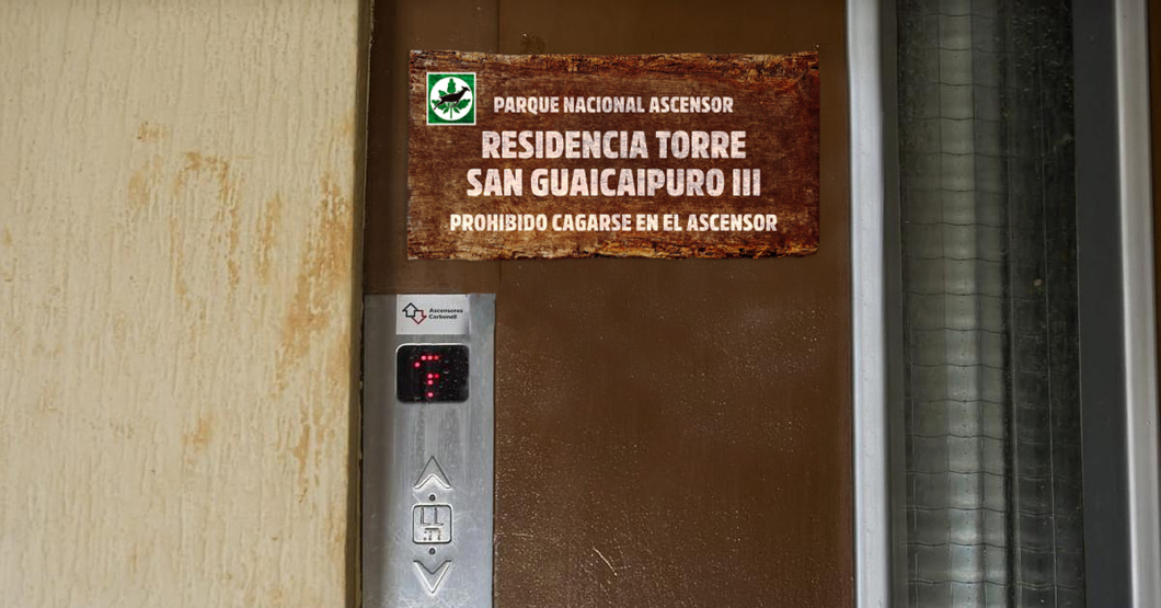 Junta de condominio declara ascensor como parque nacional para que vecinos dejen de cagarse en él