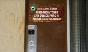 Junta de condominio declara ascensor como parque nacional para que vecinos dejen de cagarse en él