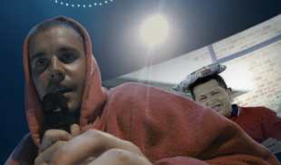 Justin Bieber pone Aló Presidente durante su show de Coachella