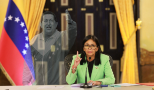 Delcy invoca espíritu de Chavez para recordarle a los trabajadores que ser rico es malo