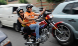 Motorizado indignado porque no volteaste tu carro en medio de la autopista para que él pase