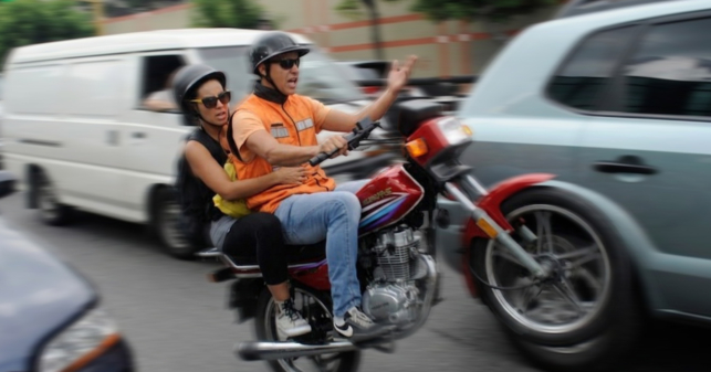 Motorizado indignado porque no volteaste tu carro en medio de la autopista para que él pase