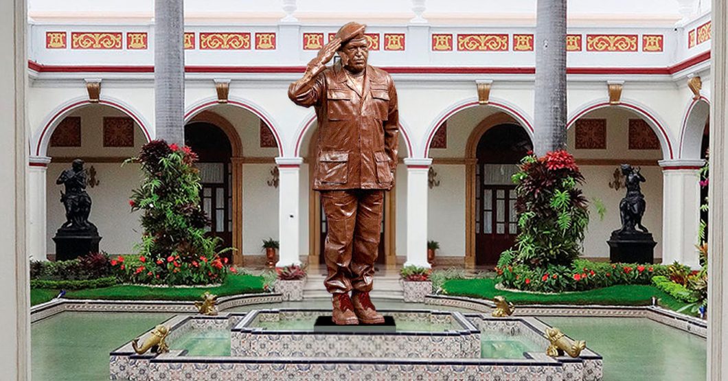 Delcy desmonta estatua de Chávez de chocolate que inauguró Maduro