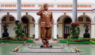 Delcy desmonta estatua de Chávez de chocolate que inauguró Maduro