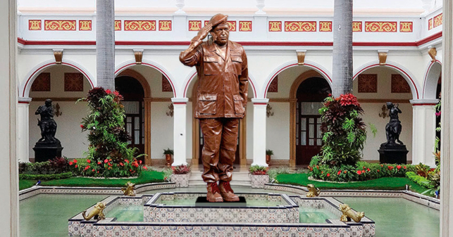 Delcy desmonta estatua de Chávez de chocolate que inauguró Maduro