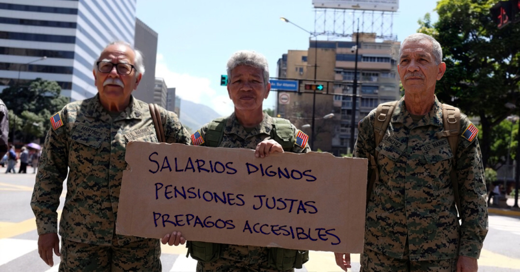 Pensionados protestan disfrazados de marines para que la PNB no les haga nada