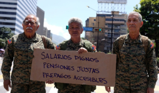 Pensionados protestan disfrazados de marines para que la PNB no les haga nada