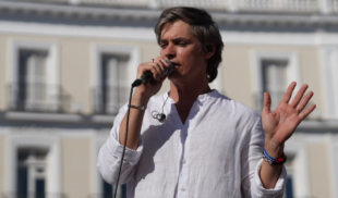 Carlos Baute admite que confundió concentración de la oposición con meeting de Vox