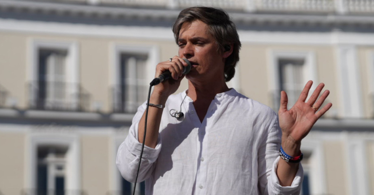 Carlos Baute admite que confundió concentración de la oposición con meeting de Vox