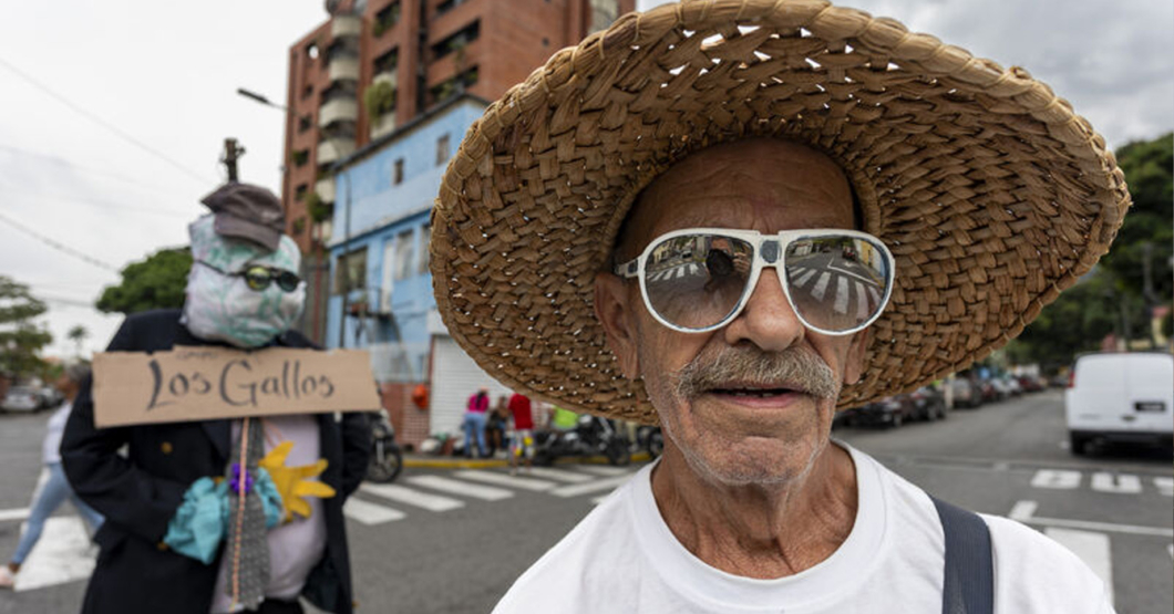 Vecinos aprovechan que atraparon a malandro para hacer la quema de Judas de una vez
